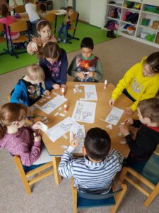 První jarní den s MŠ Okružní 20. 3. 2024 (7)