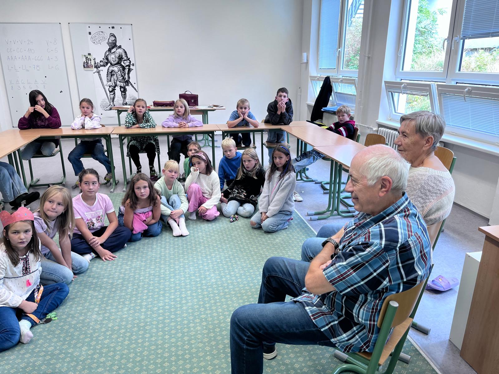Žáci poslouchají vzpomínky babiček a dědů
