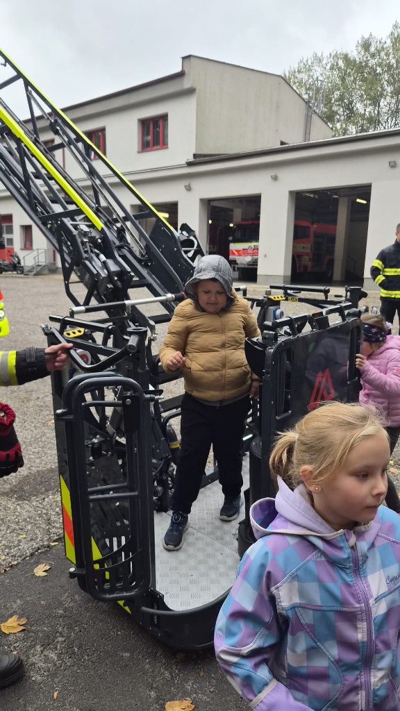 Žák na plošině hasičského žebříku