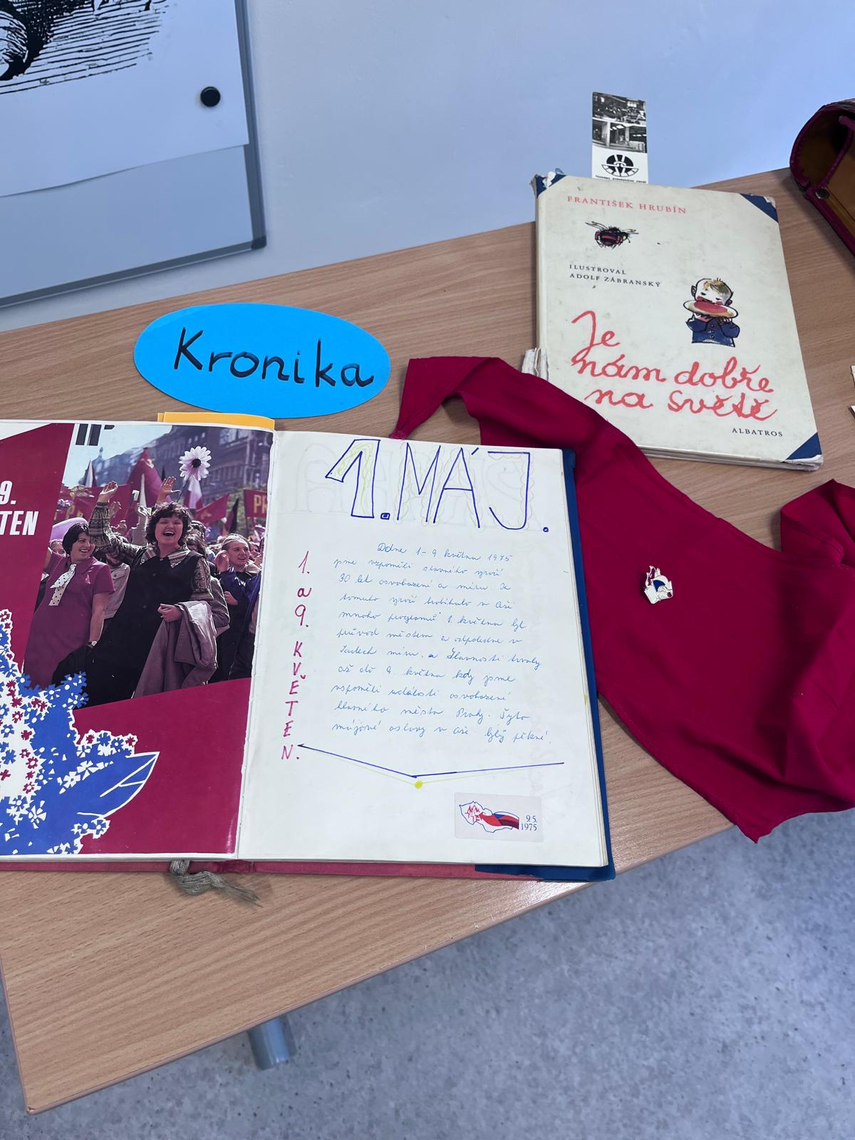 Pionýrský šátek a kronika
